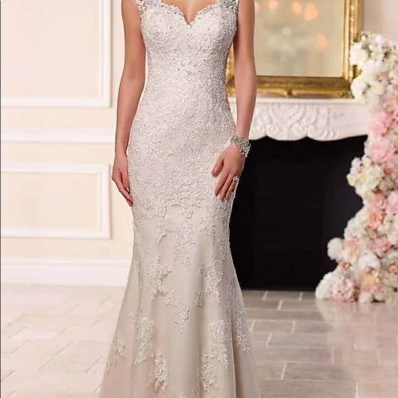 Mermaid / Trumpet Wedding Dresses V Neck Sweep / Brush Train Lace Regular Straps
